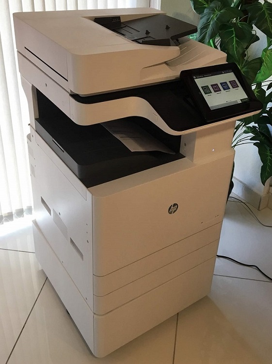 A HP Color LaserJet Managed MFP E77825dn nyomtató.