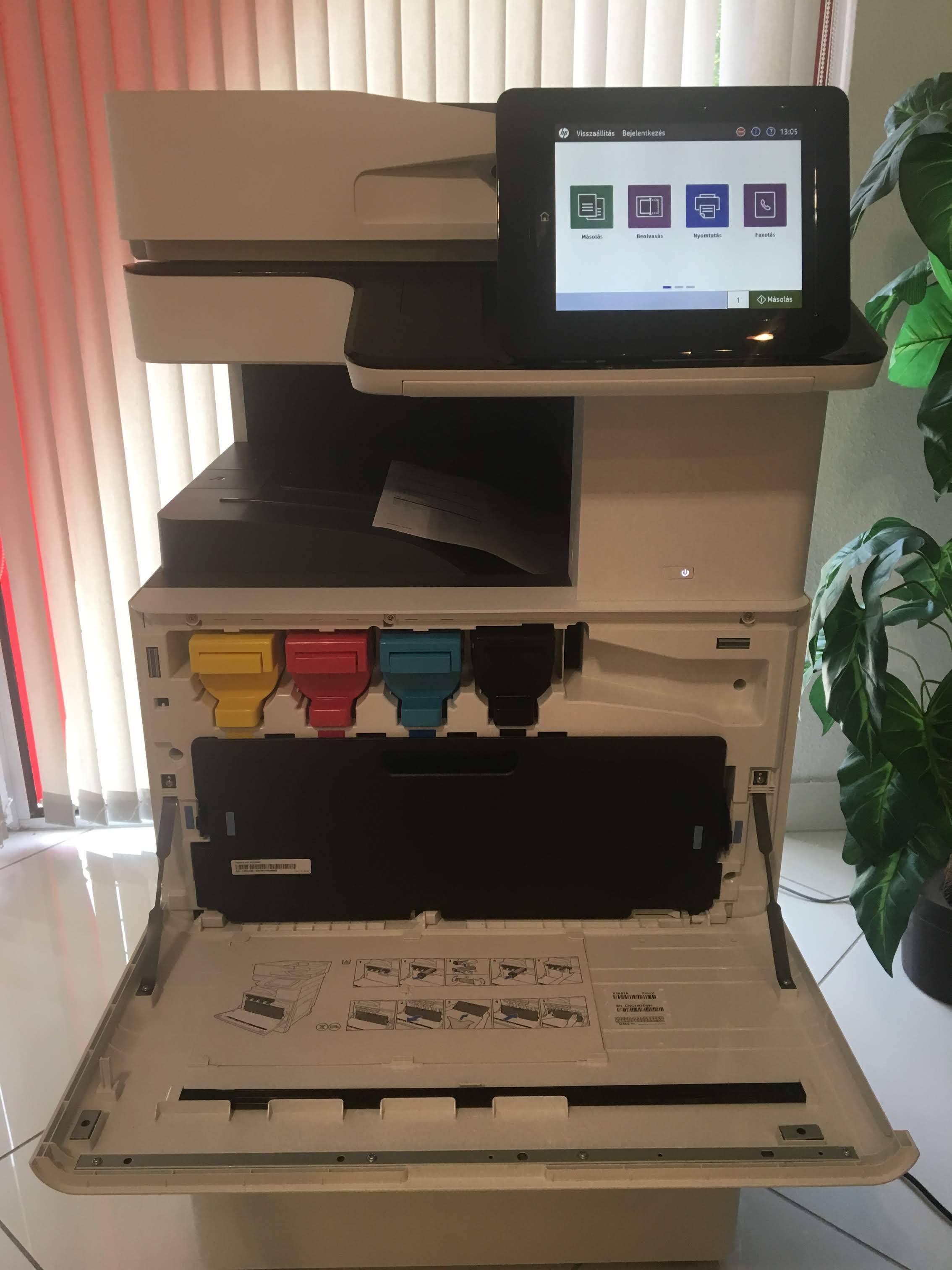 A HP Color LaserJet Managed MFP E77825dn nyomtató kinyitva.